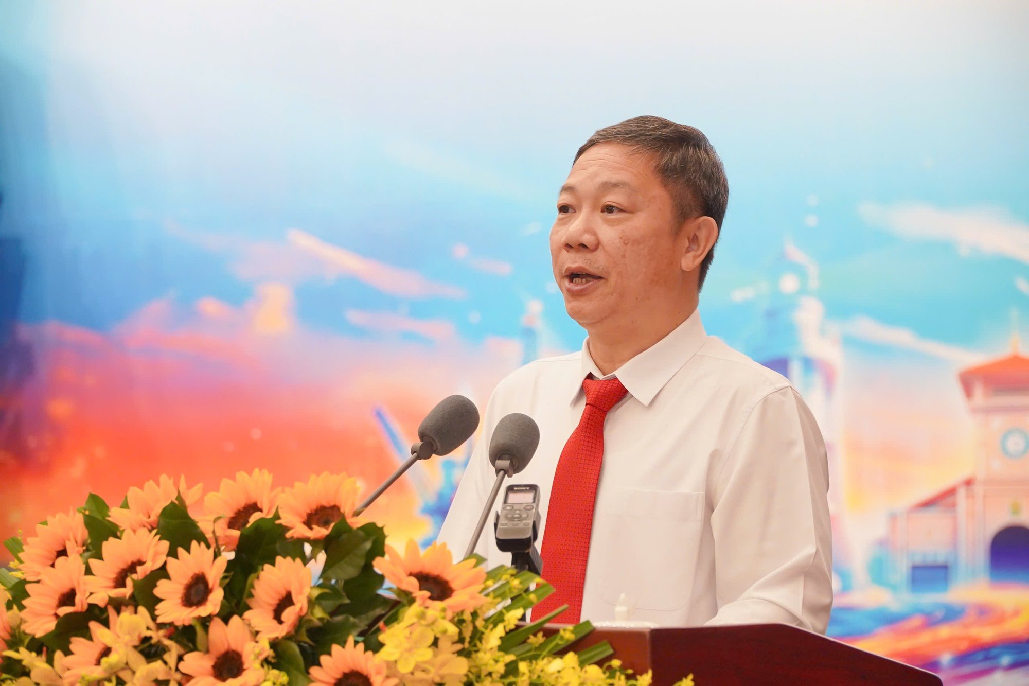 Dương Anh Đức nhận nhiệm vụ Chủ tịch Hội đồng Lý luận , phê bình văn học TPHCM - Ảnh 1.