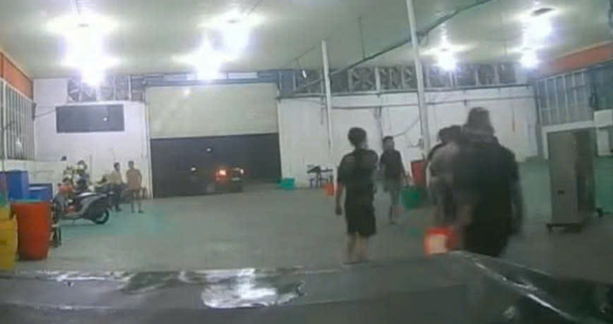 Rượt đuổi và hành hung thương lái mua sầu riêng tại Đồng Tháp - Ảnh 1.