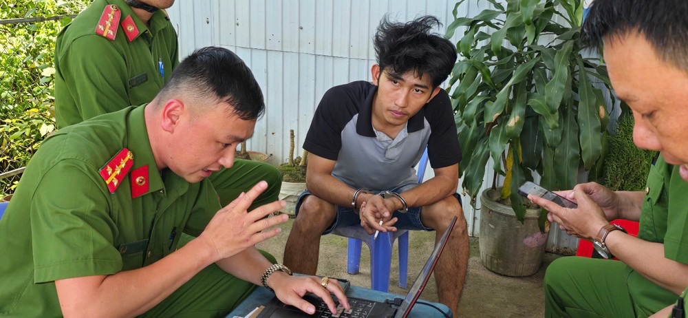 Chân dung người đàn ông chặn đầu, cầm gậy đập phá taxi giữa đường, nguyên nhân không ngờ - Ảnh 2.