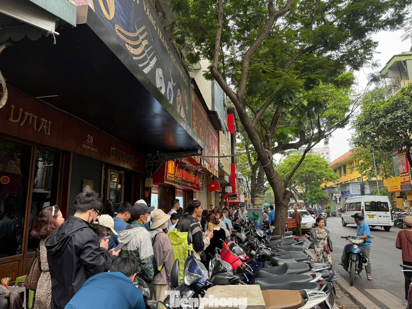 Khổ sở xếp hàng mua vàng bạc rồi trúng quả... đắng- Ảnh 1.