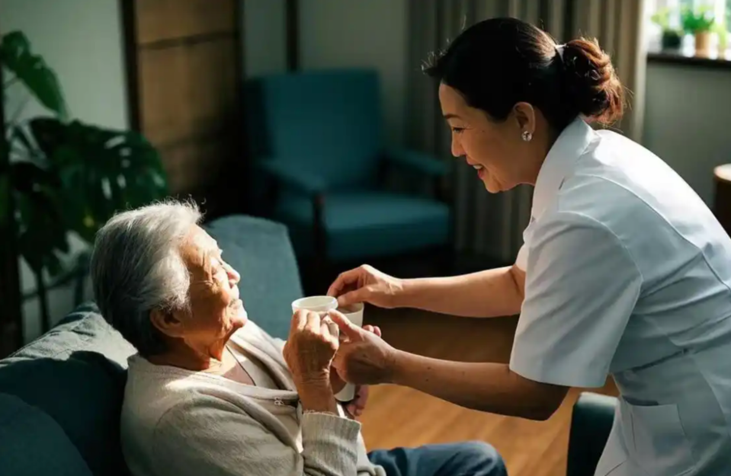 10 năm làm nghề chăm sóc người già, tôi nhận ra: Người về hưu dư dả hay chật vật không nằm ở lương hưu, mà ở 3 quyết định tài chính này - Ảnh 1.