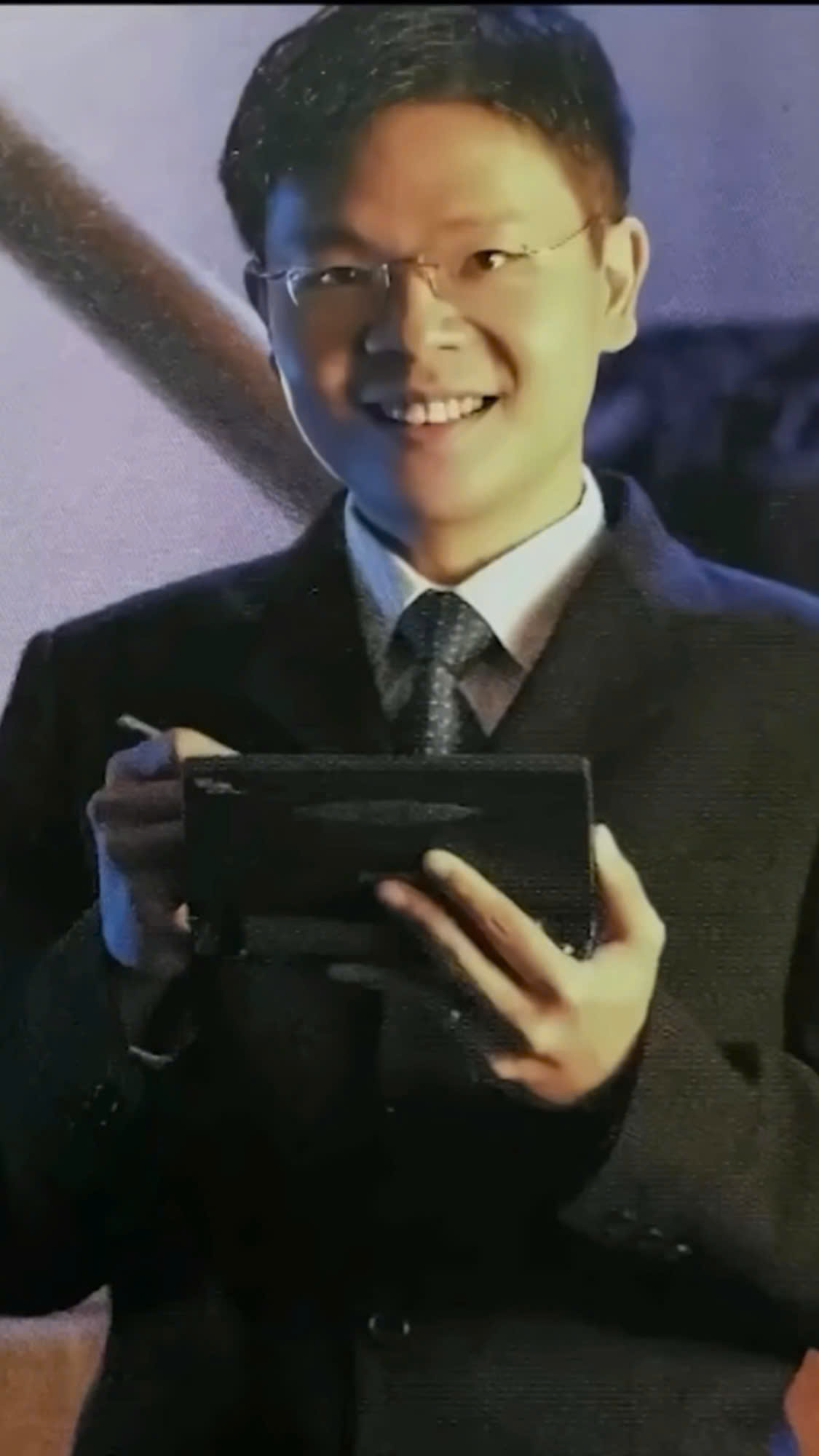 VIDEO: Thủ tướng Singapore Lawrence Wong “bắt trend” 1990, dân mạng phát sốt- Ảnh 5.