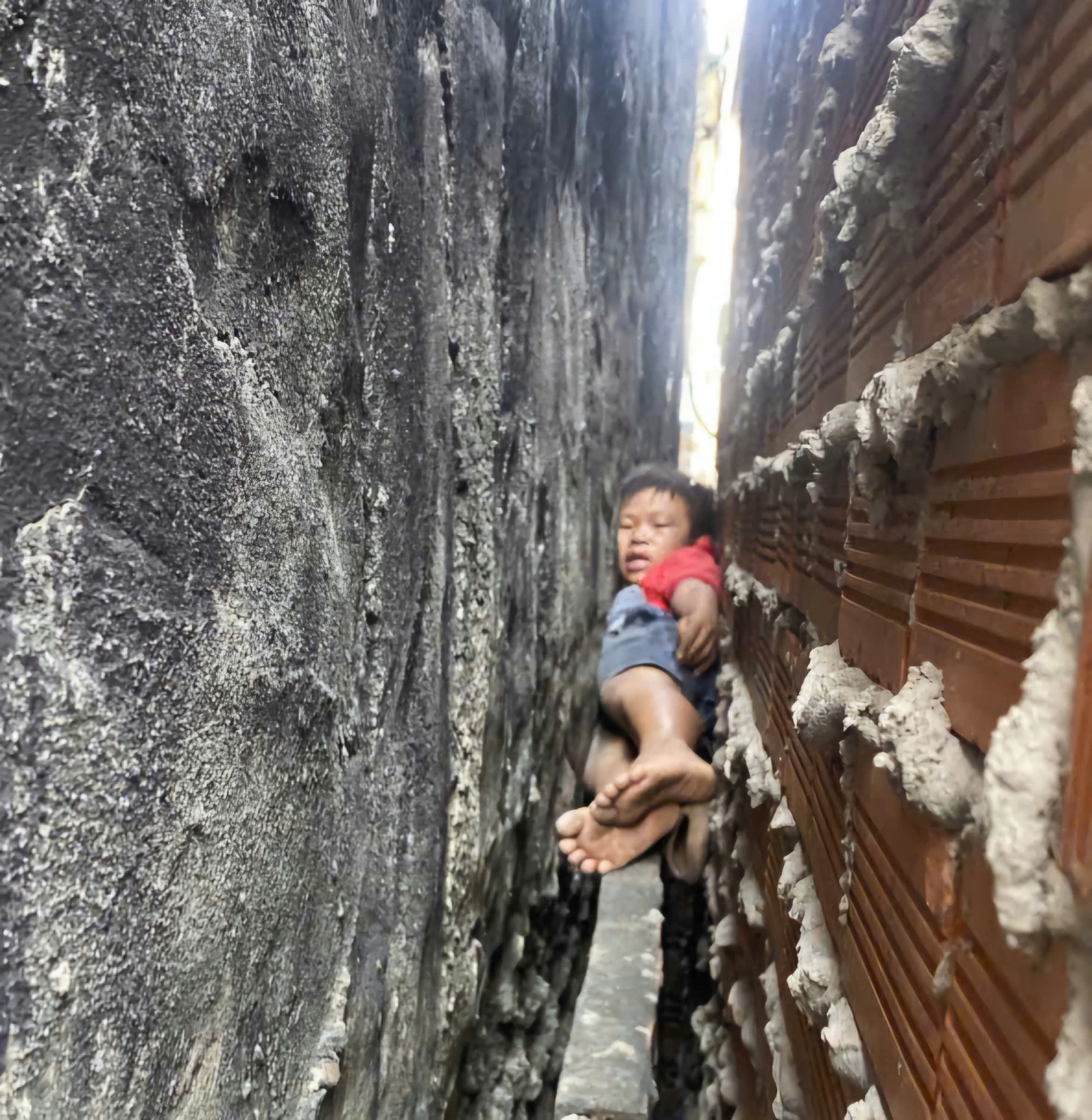 Giải cứu bé trai mắc kẹt giữa hai bức tường khi leo mái nhà bắt mèo - Ảnh 1.