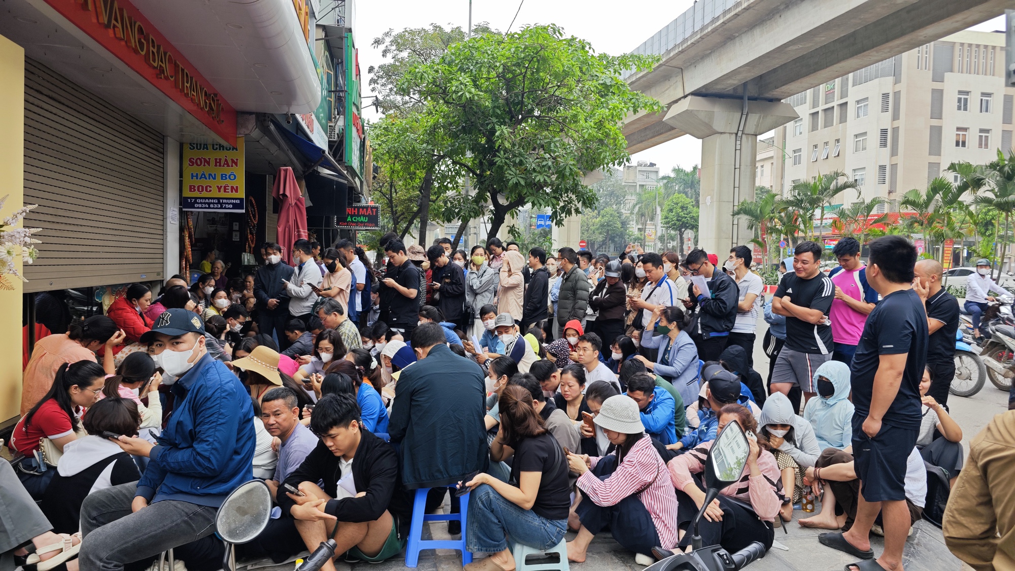 Cửa hàng vàng Bảo Tín Mạnh Hải ken đặc người xếp hàng từ 4 - 5h sáng sau loạt tin nhắn bất ngờ- Ảnh 2.