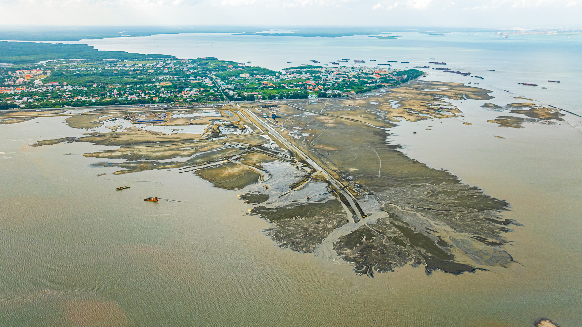 Siêu tòa tháp lấn biển 108 tầng cao nhất Việt Nam, Top 10 thế giới: Được ví “ngọn hải đăng đô thị”, thiết kế mặt tiền kính phản quang đổi sắc theo ánh sáng tự nhiên - Ảnh 3.