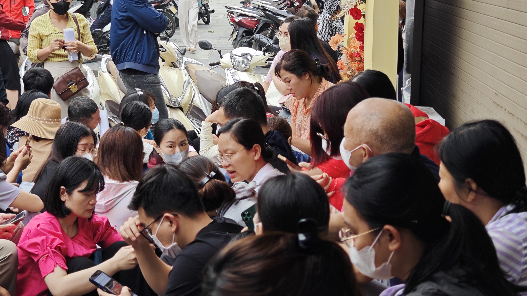 Cửa hàng vàng Bảo Tín Mạnh Hải ken đặc người xếp hàng từ 4 - 5h sáng sau loạt tin nhắn bất ngờ- Ảnh 9.