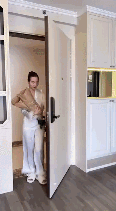 Cuộc sống xa xỉ của hội mỹ nhân Vbiz sinh năm 1990: Ninh Dương Lan Ngọc ở biệt thự hạng sang, Huyền Lizzie sống chill trong căn hộ đẹp như Pinterest- Ảnh 4.