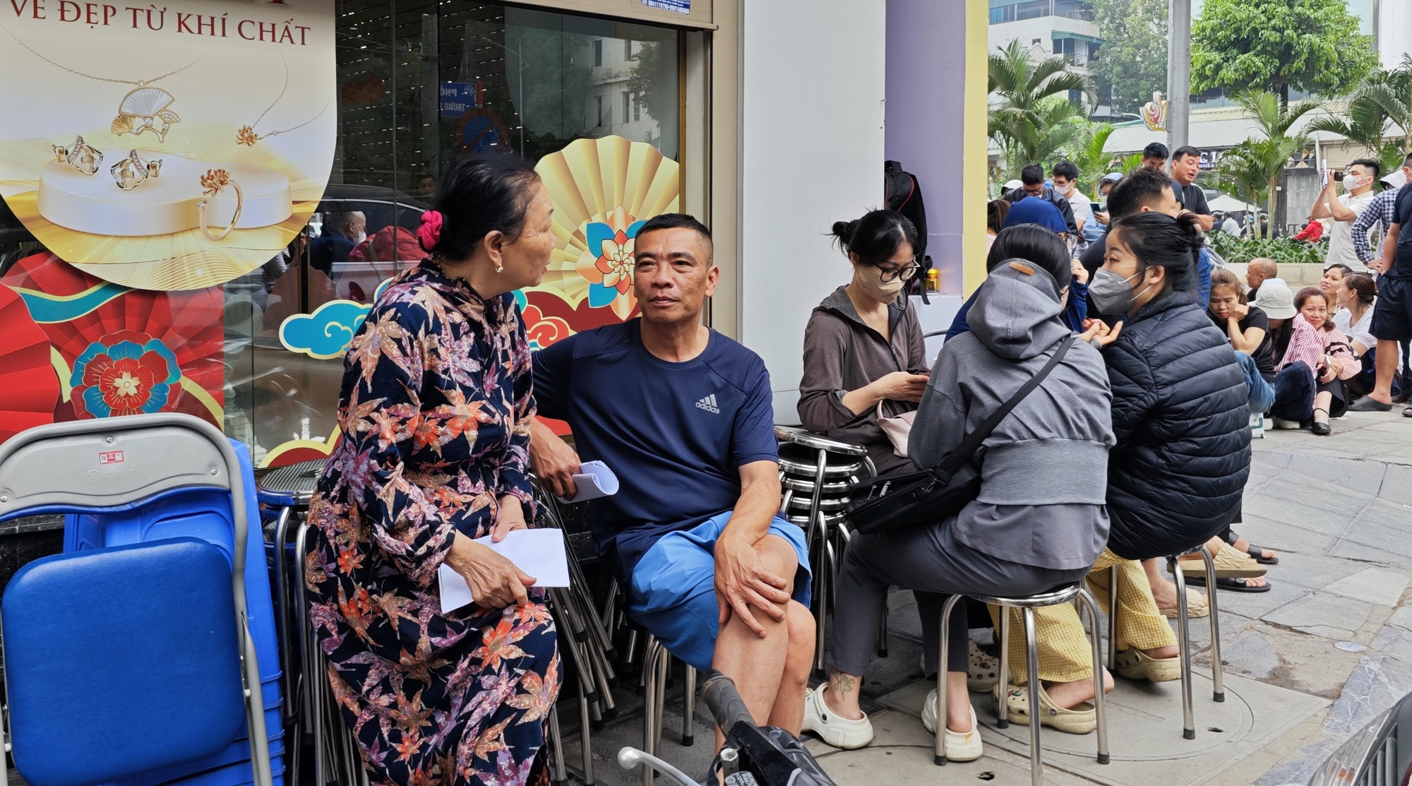 Cửa hàng vàng Bảo Tín Mạnh Hải ken đặc người xếp hàng từ 4 - 5h sáng sau loạt tin nhắn bất ngờ- Ảnh 8.