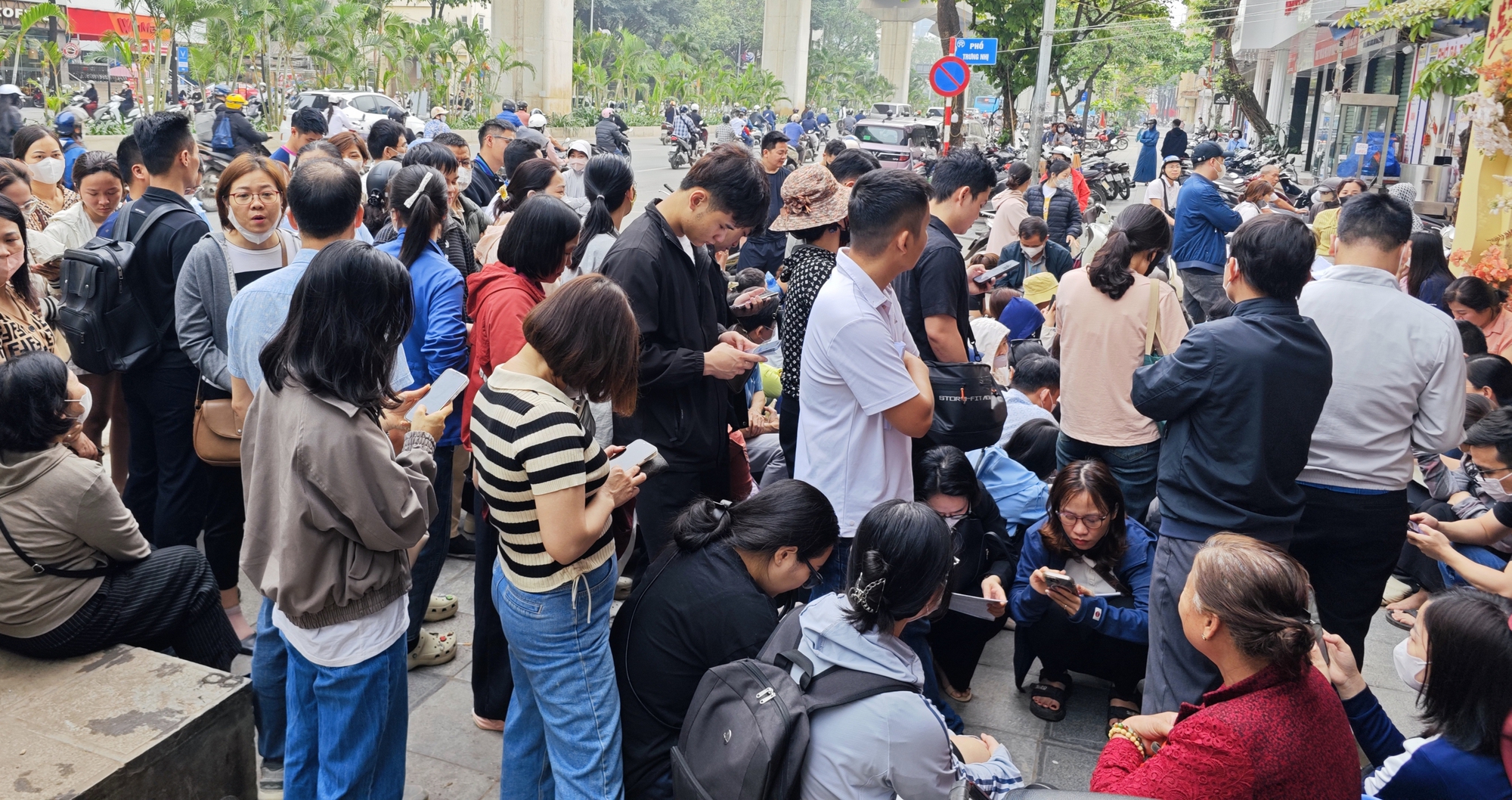 Cửa hàng vàng Bảo Tín Mạnh Hải ken đặc người xếp hàng từ 4 - 5h sáng sau loạt tin nhắn bất ngờ- Ảnh 6.