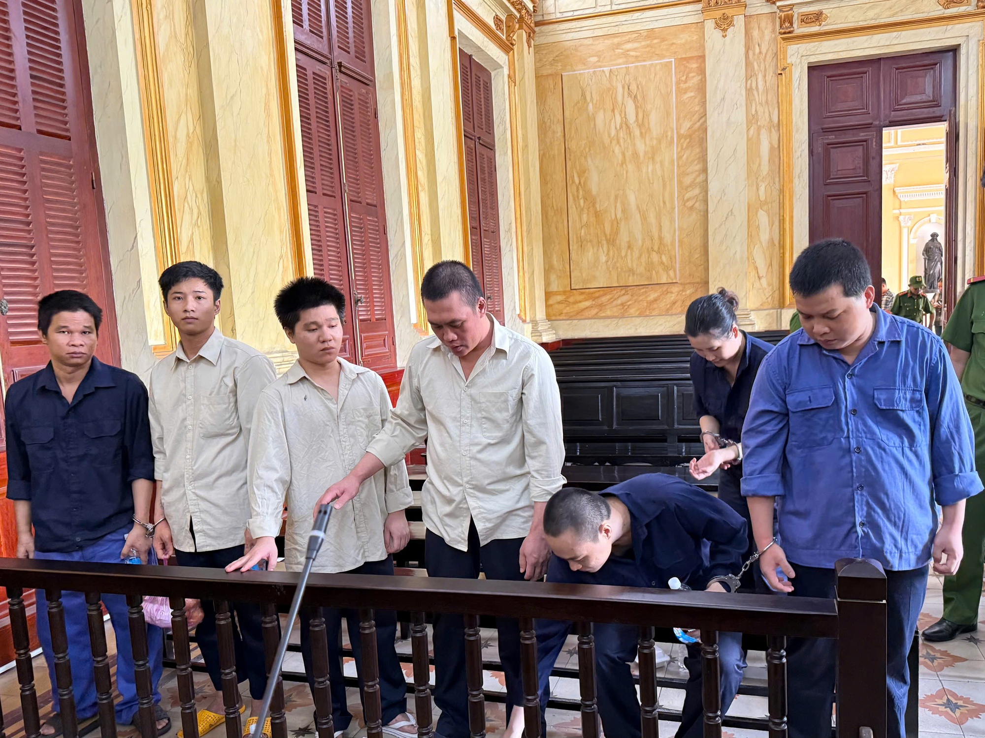 Triệt phá "siêu thị" giấy tờ giả ở TPHCM - Ảnh 1.