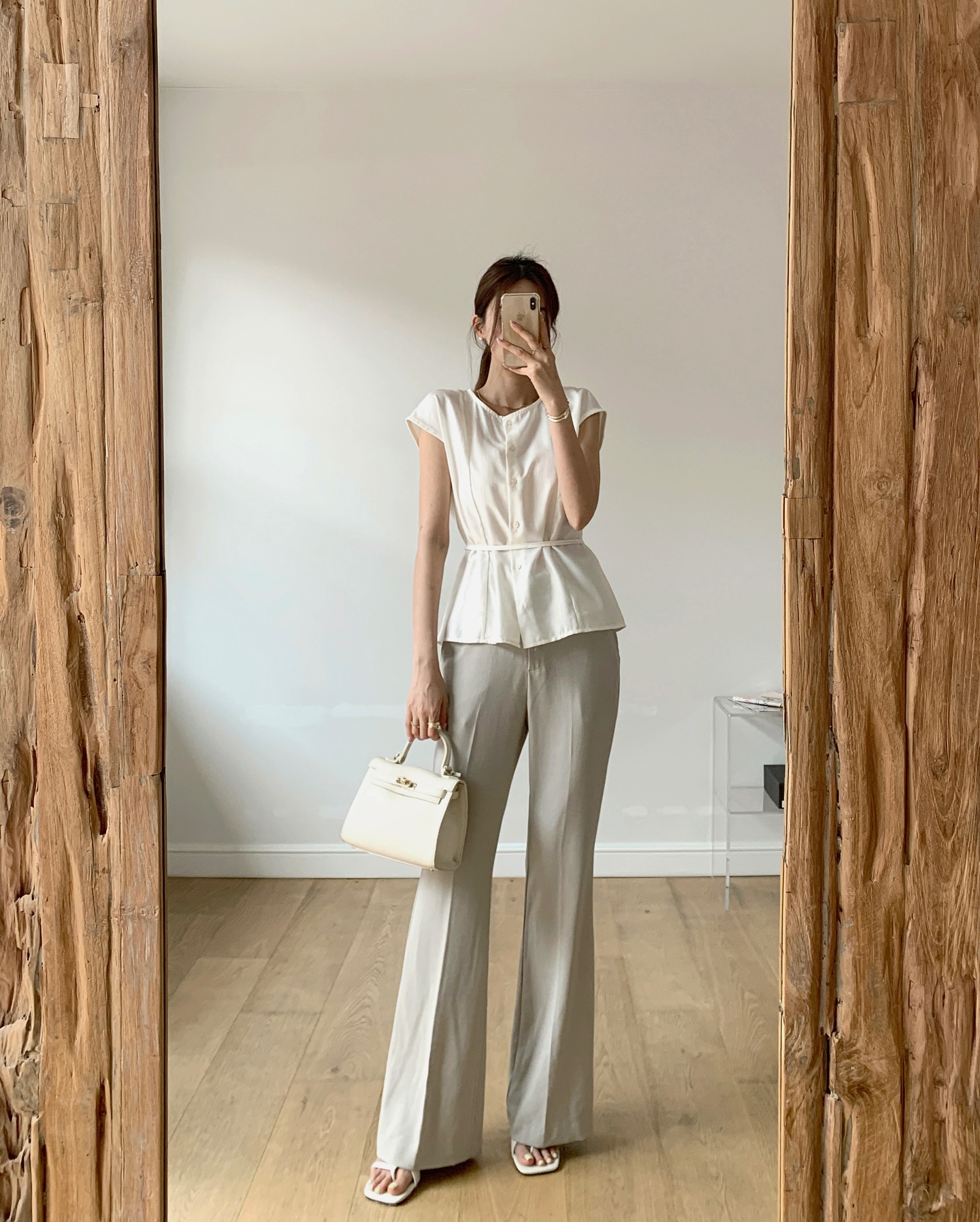 Áo sơ mi và quần ống rộng có ít nhất 4 cách kết hợp trẻ trung, chuẩn thanh lịch- Ảnh 4.