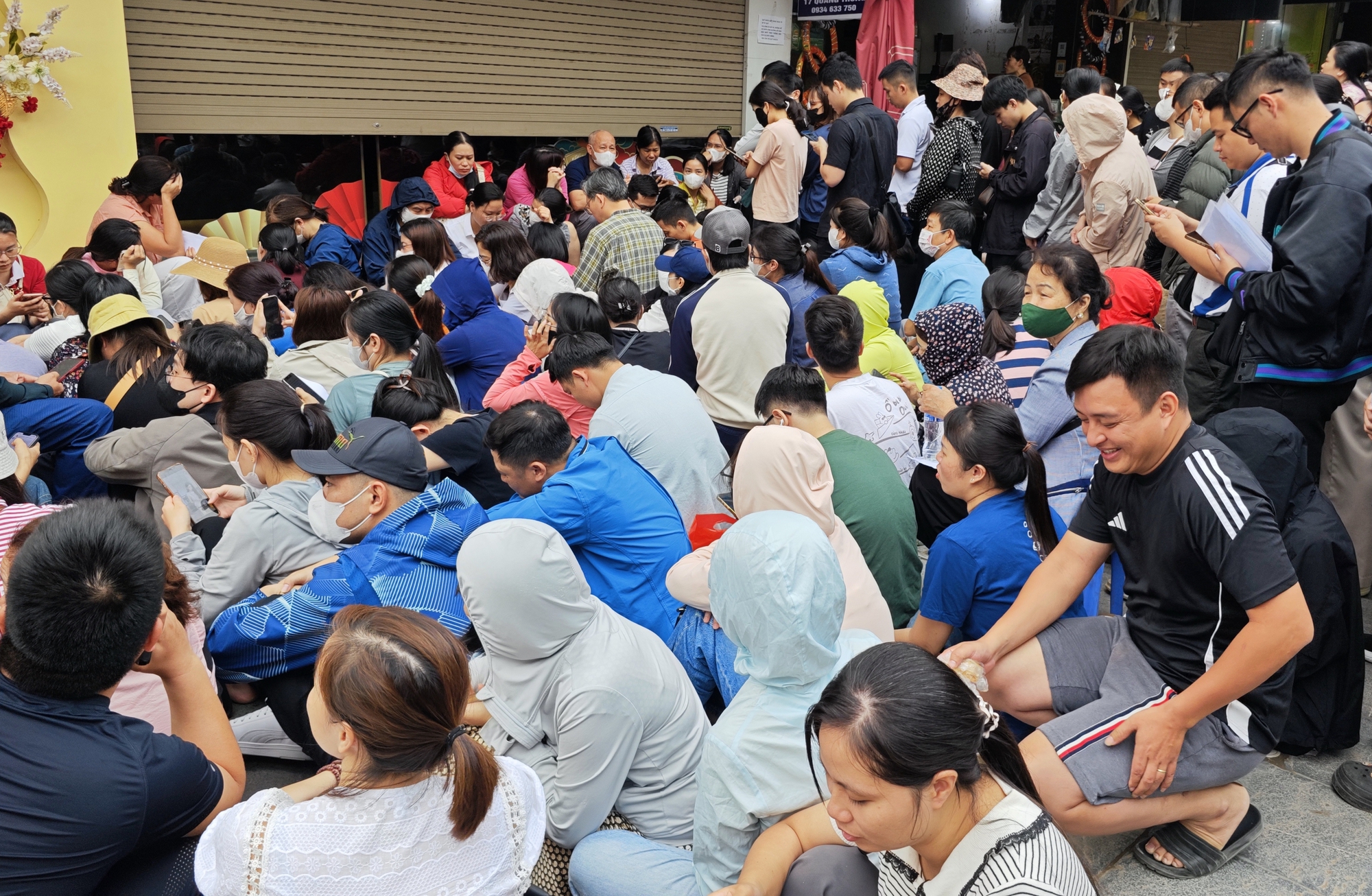 Cửa hàng vàng Bảo Tín Mạnh Hải ken đặc người xếp hàng từ 4 - 5h sáng sau loạt tin nhắn bất ngờ- Ảnh 4.