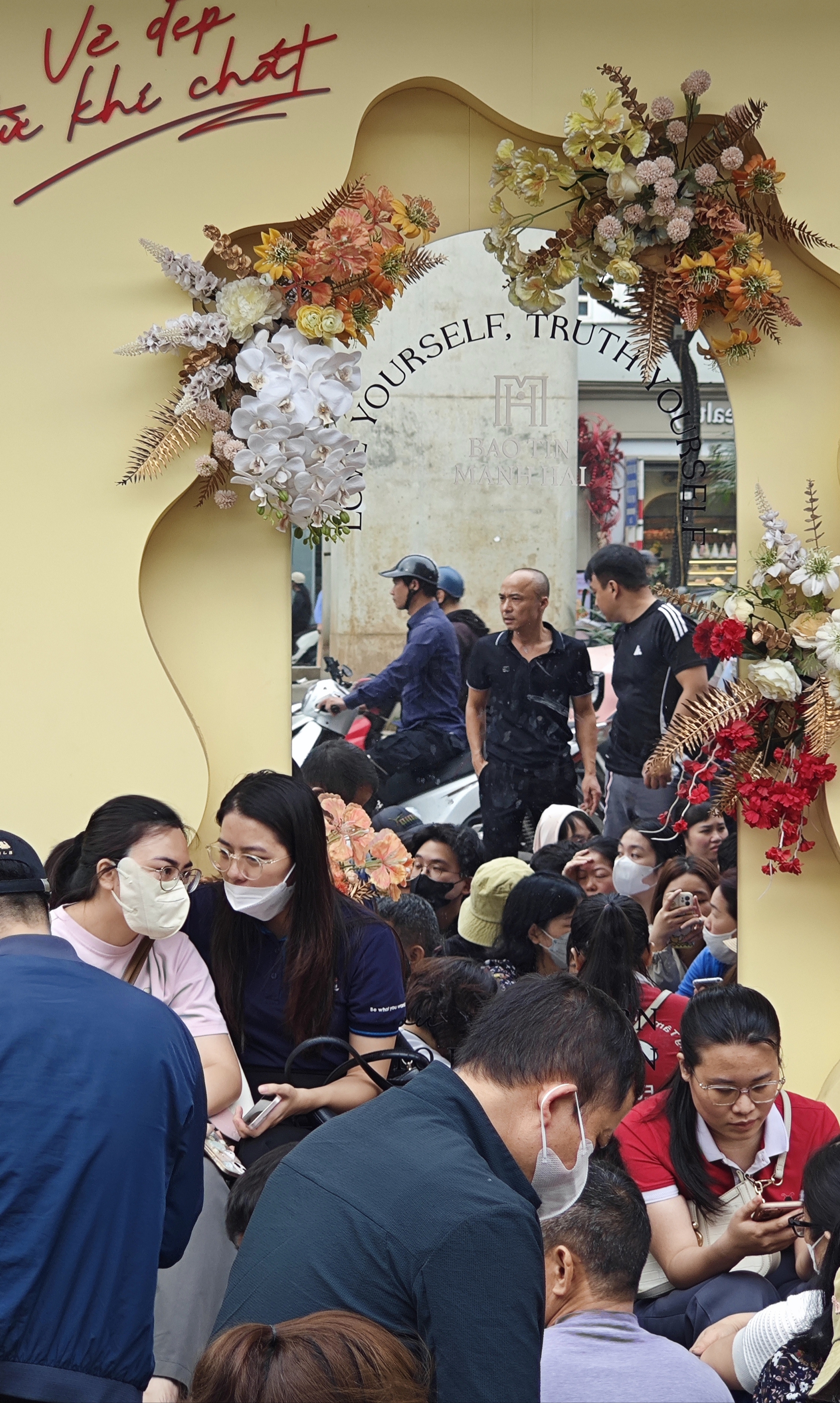 Cửa hàng vàng Bảo Tín Mạnh Hải ken đặc người xếp hàng từ 4 - 5h sáng sau loạt tin nhắn bất ngờ- Ảnh 5.