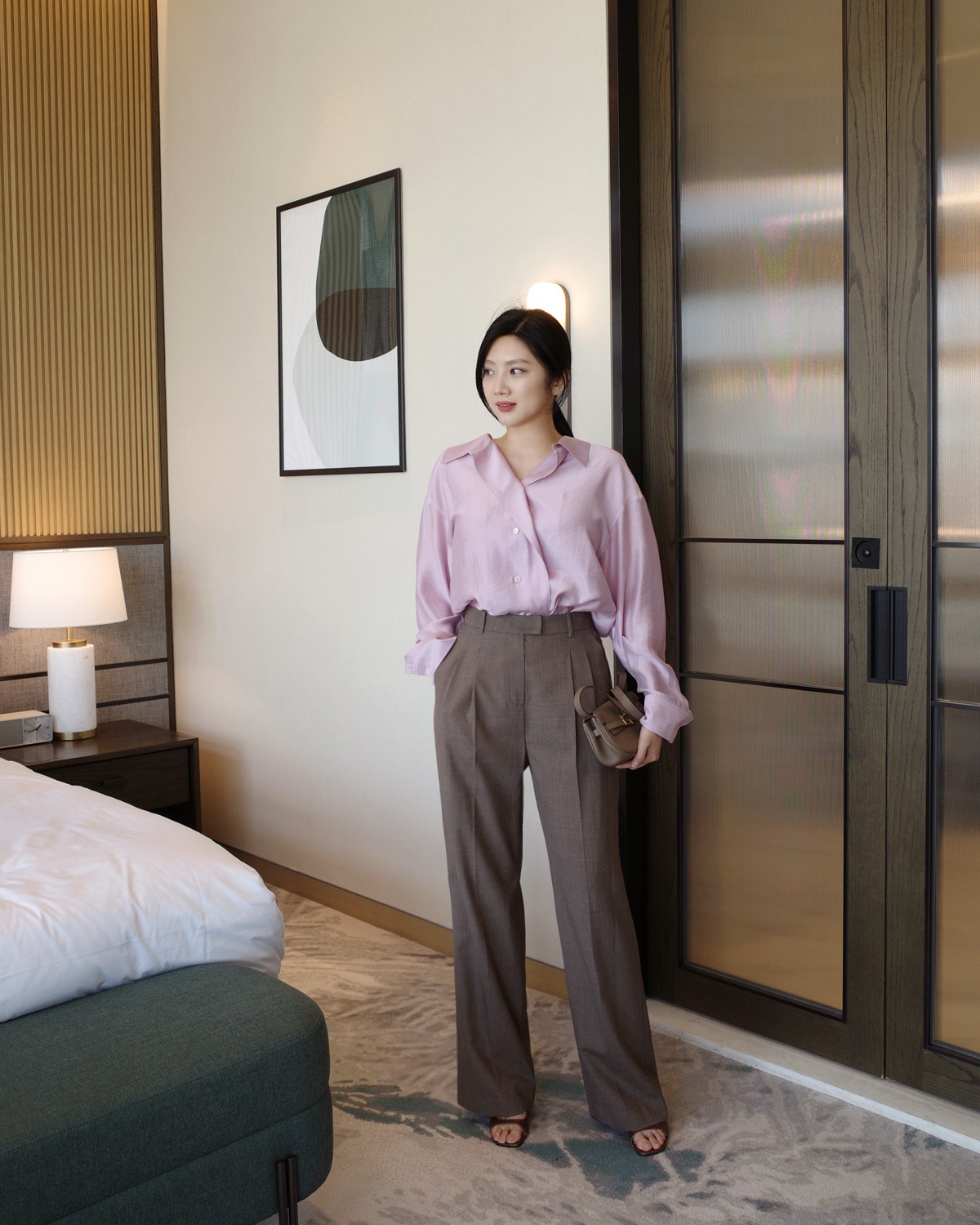 Áo sơ mi và quần ống rộng có ít nhất 4 cách kết hợp trẻ trung, chuẩn thanh lịch- Ảnh 6.