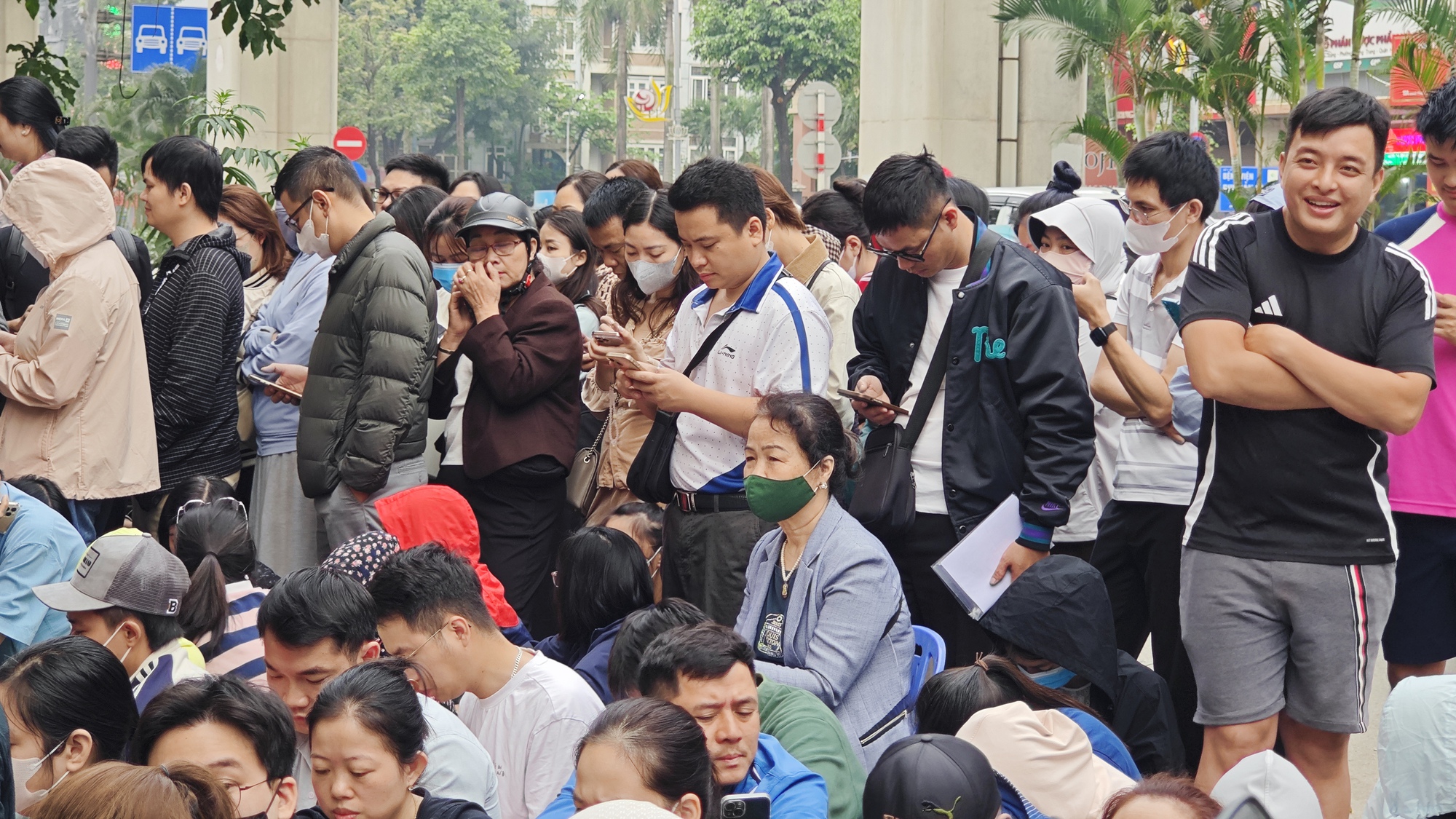 Cửa hàng vàng Bảo Tín Mạnh Hải ken đặc người xếp hàng từ 4 - 5h sáng sau loạt tin nhắn bất ngờ- Ảnh 3.