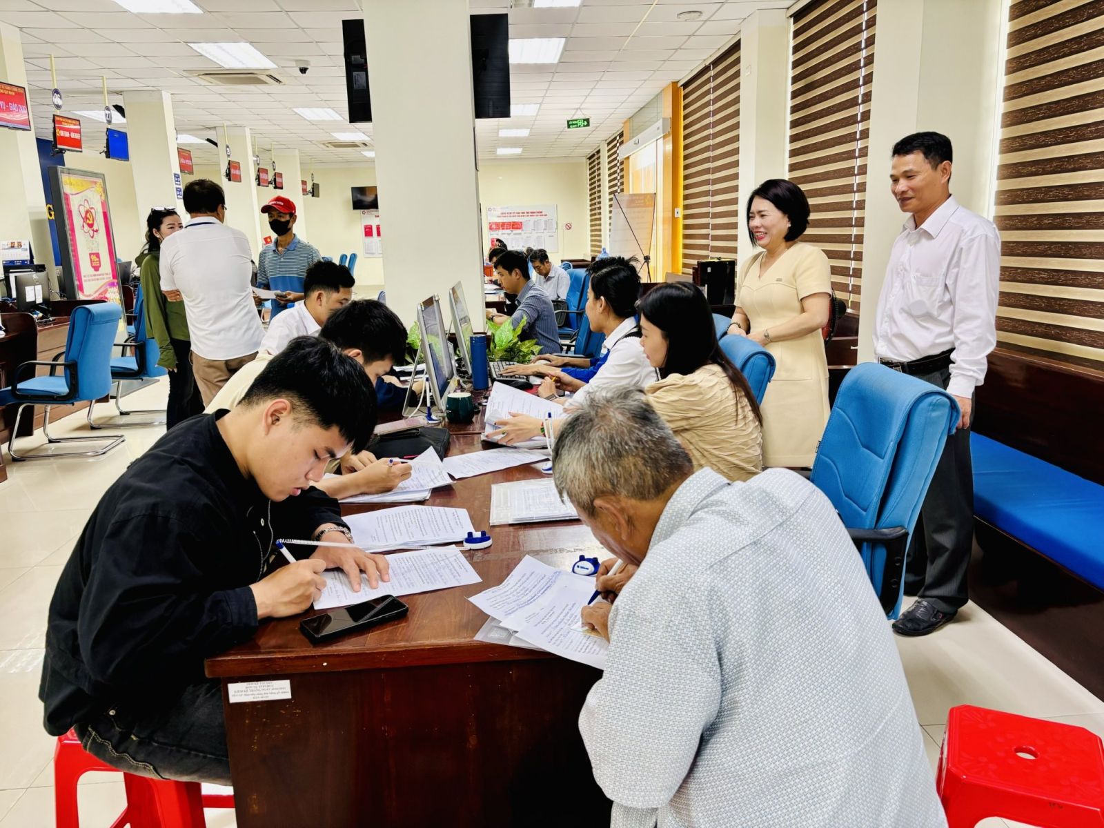 "Đại phẫu" thủ tục hành chính - Ảnh 1.