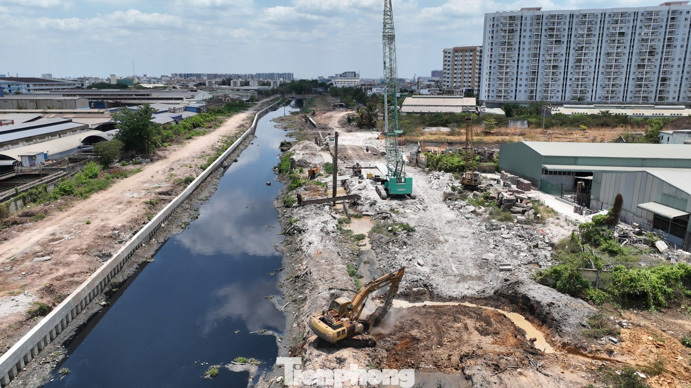 Đại dự án tại TP.HCM thiếu nghiêm trọng nhựa đường và cát để thi công- Ảnh 1.