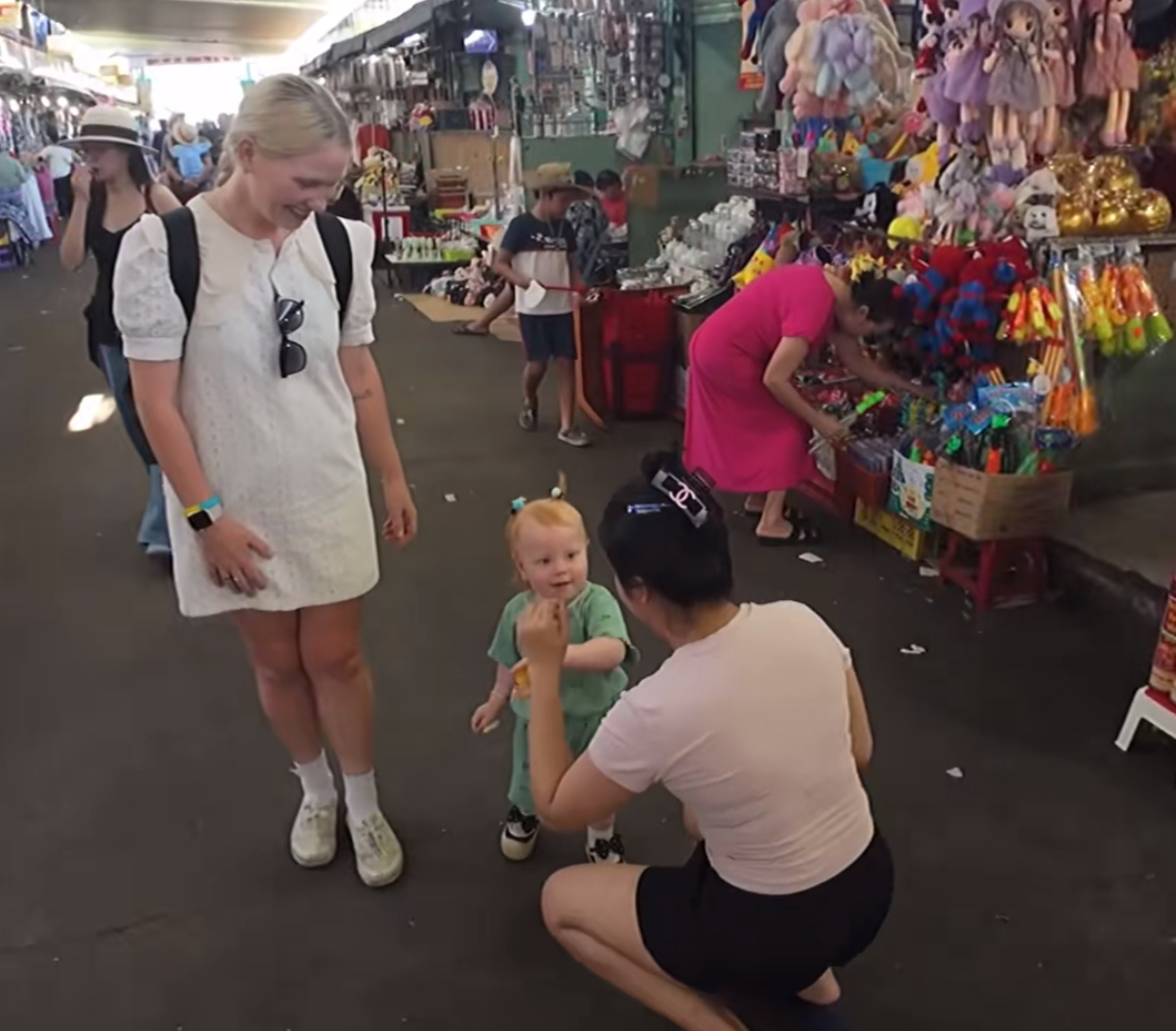 Em bé Tây đi chợ ở Đà Nẵng hút 2 triệu view: Danh tính bất ngờ!- Ảnh 9. Em bé Tây đi chợ ở Đà Nẵng hút 2 triệu view: Danh tính bất ngờ!- Ảnh 9.