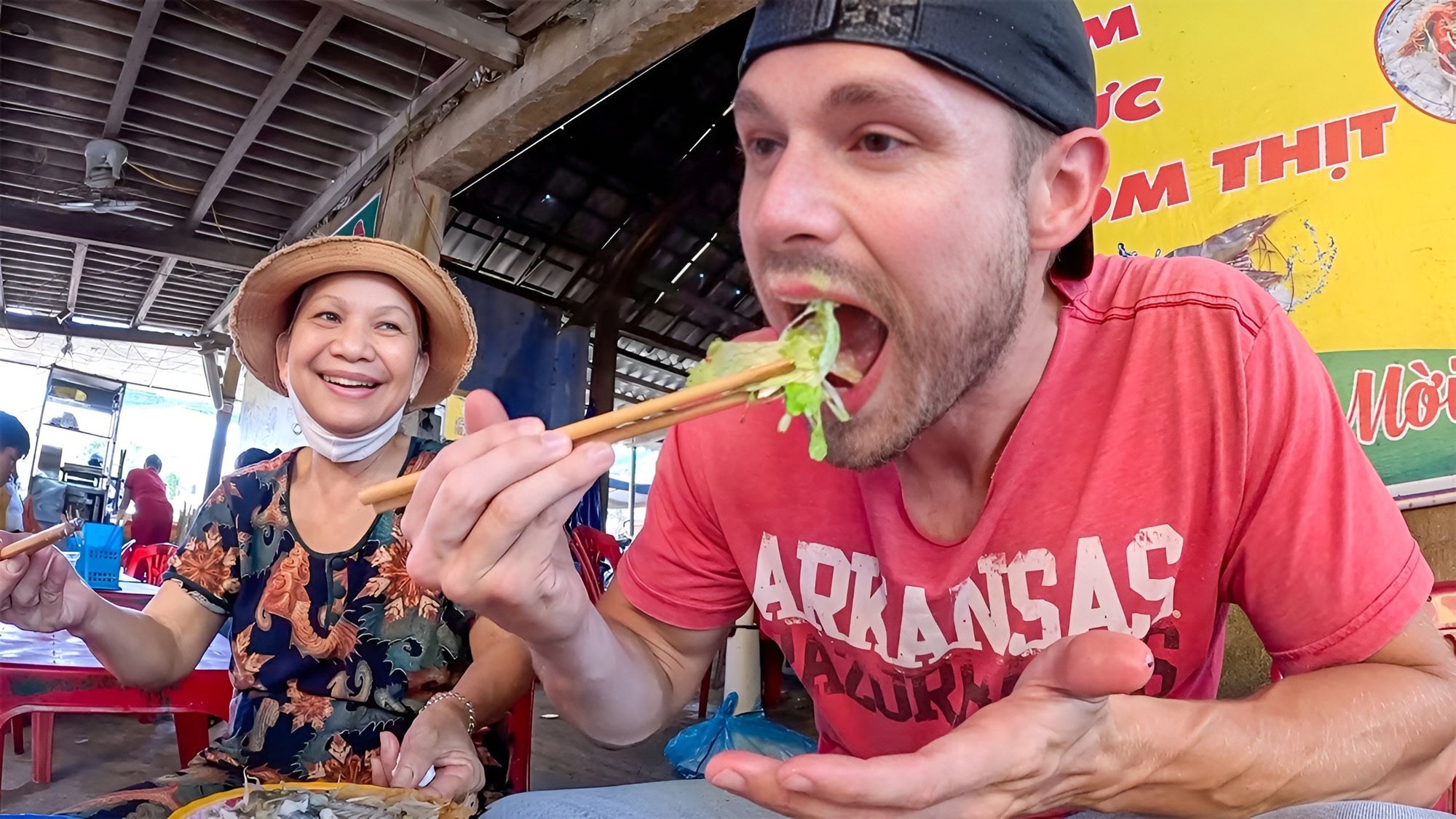 Muốn nói “tôi ăn nhiều”, anh Tây lỡ miệng thành “tôi ăn nhậu” và cái kết khiến cả bàn cười nghiêng ngả - Ảnh 1.