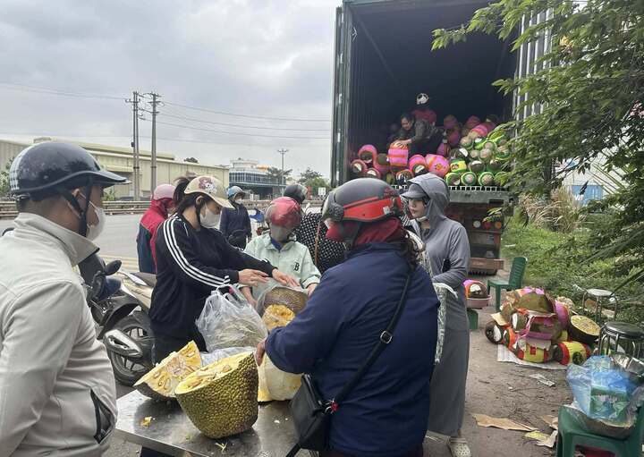 Mít không xuất khẩu được quay đầu bán lẻ, giá rẻ chưa từng có - Ảnh 4.