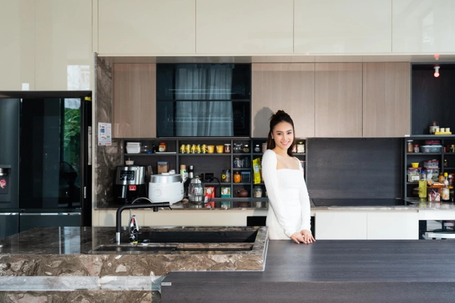 Cuộc sống xa xỉ của hội mỹ nhân Vbiz sinh năm 1990: Ninh Dương Lan Ngọc ở biệt thự hạng sang, Huyền Lizzie sống chill trong căn hộ đẹp như Pinterest- Ảnh 17.