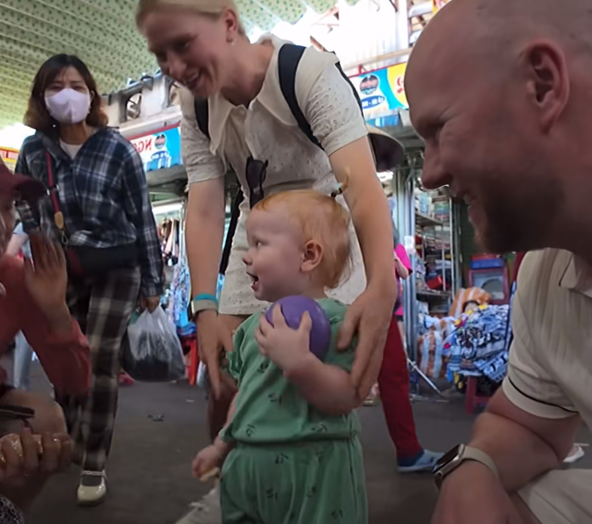 Em bé Tây đi chợ ở Đà Nẵng hút 2 triệu view: Danh tính bất ngờ!- Ảnh 11. Em bé Tây đi chợ ở Đà Nẵng hút 2 triệu view: Danh tính bất ngờ!- Ảnh 11.