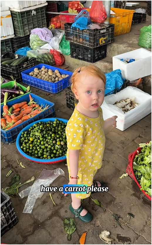 Em bé Tây đi chợ ở Đà Nẵng hút 2 triệu view: Danh tính bất ngờ!- Ảnh 5. Em bé Tây đi chợ ở Đà Nẵng hút 2 triệu view: Danh tính bất ngờ!- Ảnh 5.