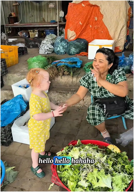 Em bé Tây đi chợ ở Đà Nẵng hút 2 triệu view: Danh tính bất ngờ!- Ảnh 7. Em bé Tây đi chợ ở Đà Nẵng hút 2 triệu view: Danh tính bất ngờ!- Ảnh 7.