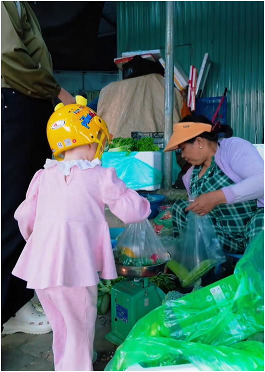 Em bé Tây đi chợ ở Đà Nẵng hút 2 triệu view: Danh tính bất ngờ!- Ảnh 6. Em bé Tây đi chợ ở Đà Nẵng hút 2 triệu view: Danh tính bất ngờ!- Ảnh 6.