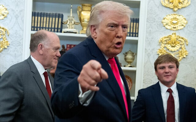 Hé lộ “món quà” Iran gửi Tổng thống Donald Trump - Ảnh 1.