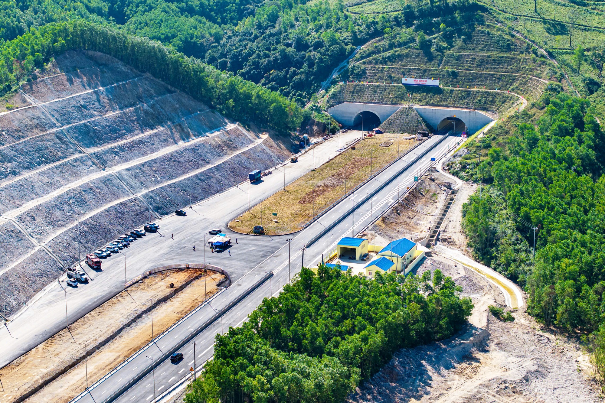 Giữa tháng 4-2026 sẽ thông xe cao tốc Quảng Ngãi - Hoài Nhơn - Ảnh 2.