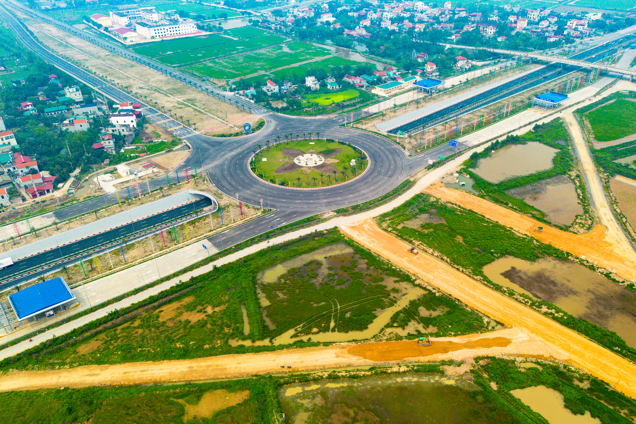 Toàn cảnh nút giao có tốc độ cao nhất Việt Nam: 1.400 tỷ vốn mồi khơi thông đại dự án 35.000 tỷ của Sun Group - Ảnh 2.