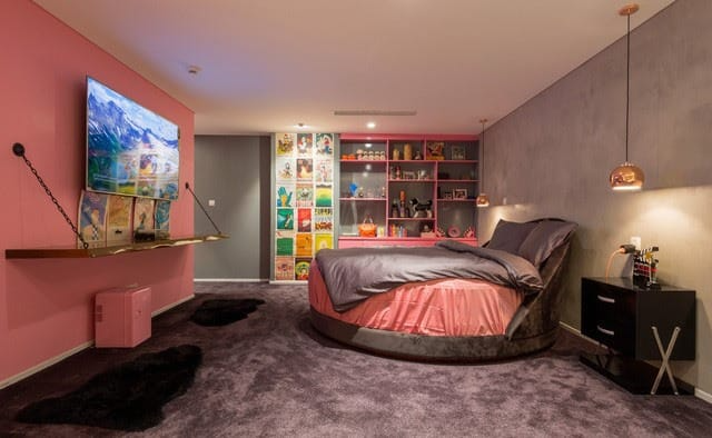 Cuộc sống sang chảnh của hội "phú bà" Vbiz: Huyền Baby ở biệt thự 100 tỷ, Ngọc Thanh Tâm sống trong "cung điện" đập thông 6 căn- Ảnh 15.