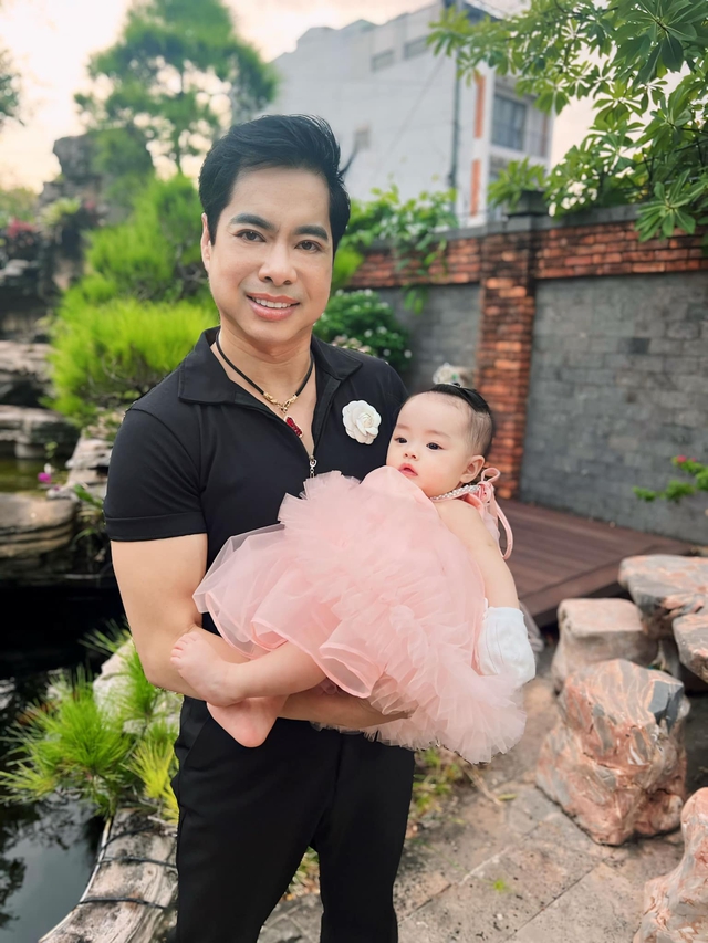 "Ông hoàng nhạc sến" đình đám Việt Nam U60 chưa lấy vợ nhưng đã có 3 con, ở biệt thự dát vàng- Ảnh 6.