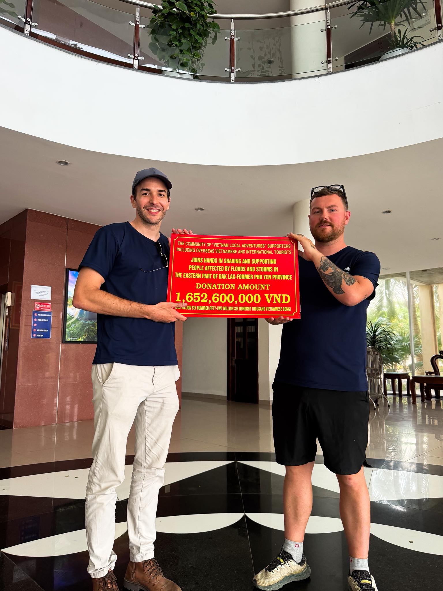 Khách Tây đi bộ xuyên lục địa nổi tiếng thế giới, giữa đường bất ngờ book vé máy bay đến Việt Nam: Lý do cảm động- Ảnh 7.