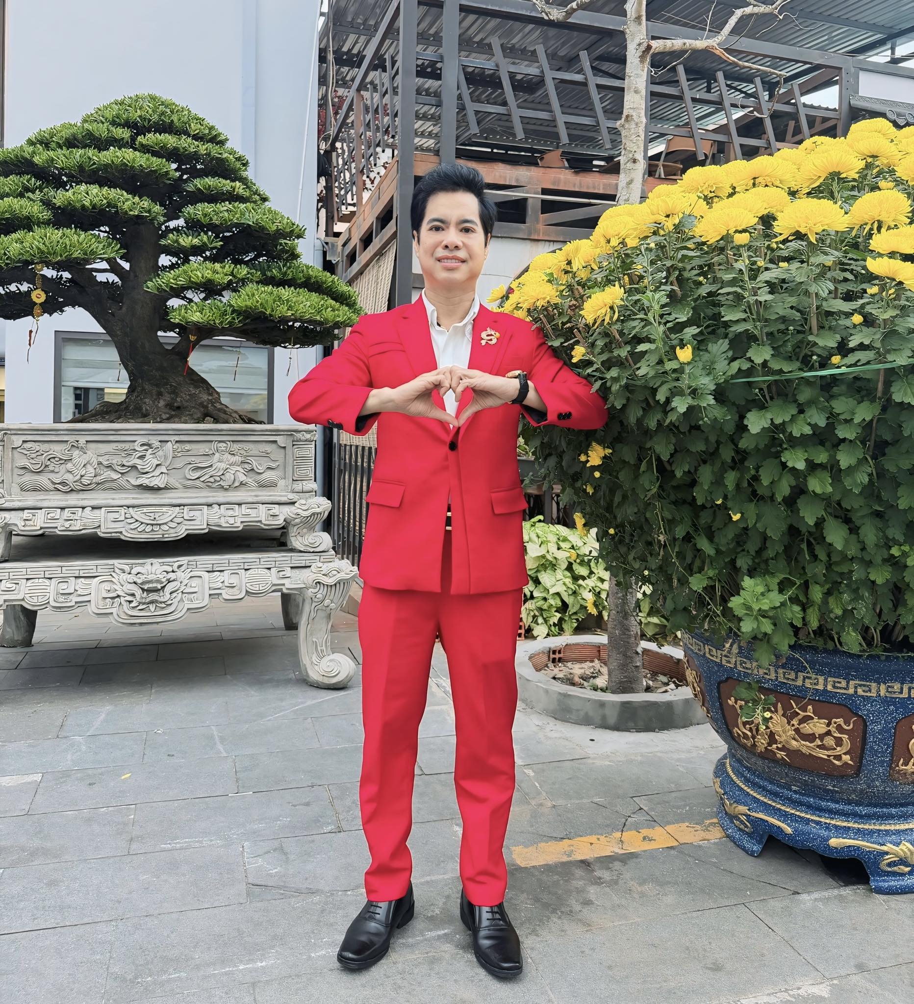 "Ông hoàng nhạc sến" đình đám Việt Nam U60 chưa lấy vợ nhưng đã có 3 con, ở biệt thự dát vàng- Ảnh 5.