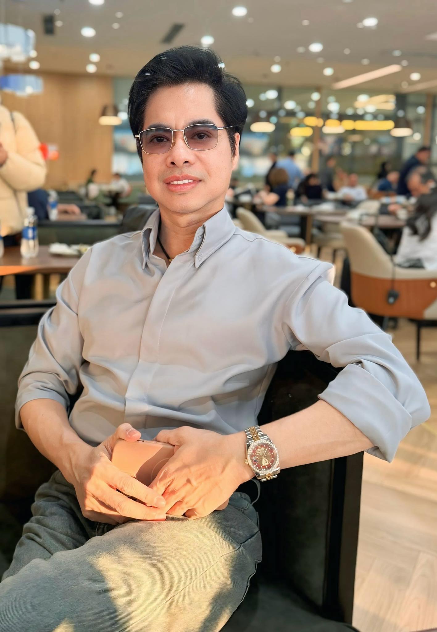 "Ông hoàng nhạc sến" đình đám Việt Nam U60 chưa lấy vợ nhưng đã có 3 con, ở biệt thự dát vàng- Ảnh 1.