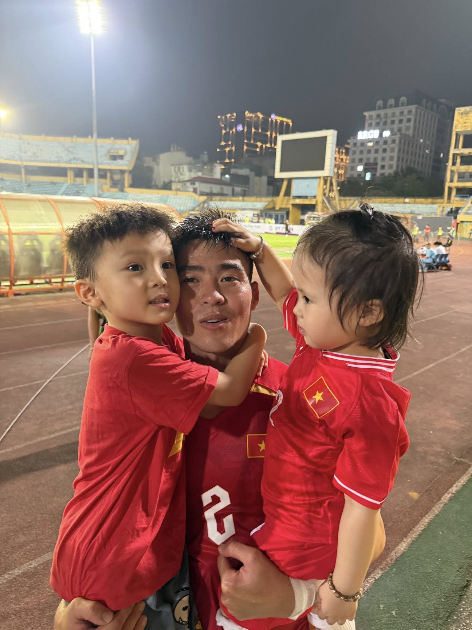 Vì sao vợ Duy Mạnh lại "xin vía" cho quý tử tóc xoăn giống Xuân Son? - Ảnh 2.