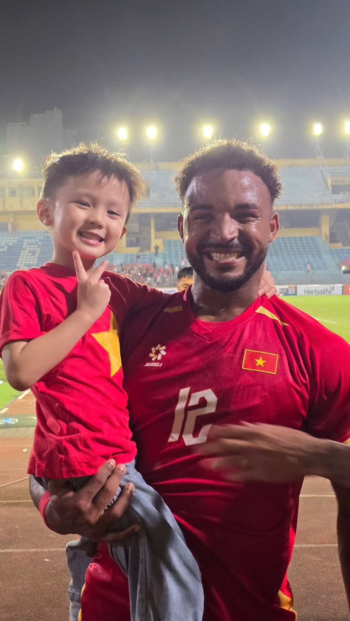 Vì sao vợ Duy Mạnh lại "xin vía" cho quý tử tóc xoăn giống Xuân Son? - Ảnh 1.