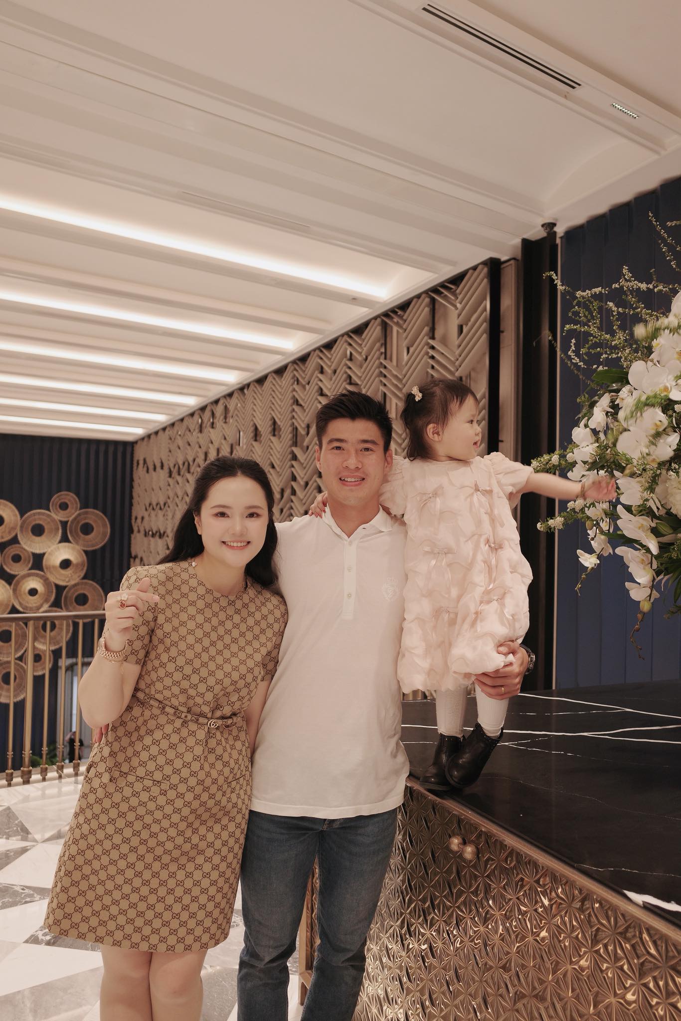 Quỳnh Anh “vợ Duy Mạnh” gây bão với diện mạo “tổng tài”: Nhưng hàng hiệu đắt đỏ vẫn vấp phải tranh luận trái chiều - Ảnh 4.