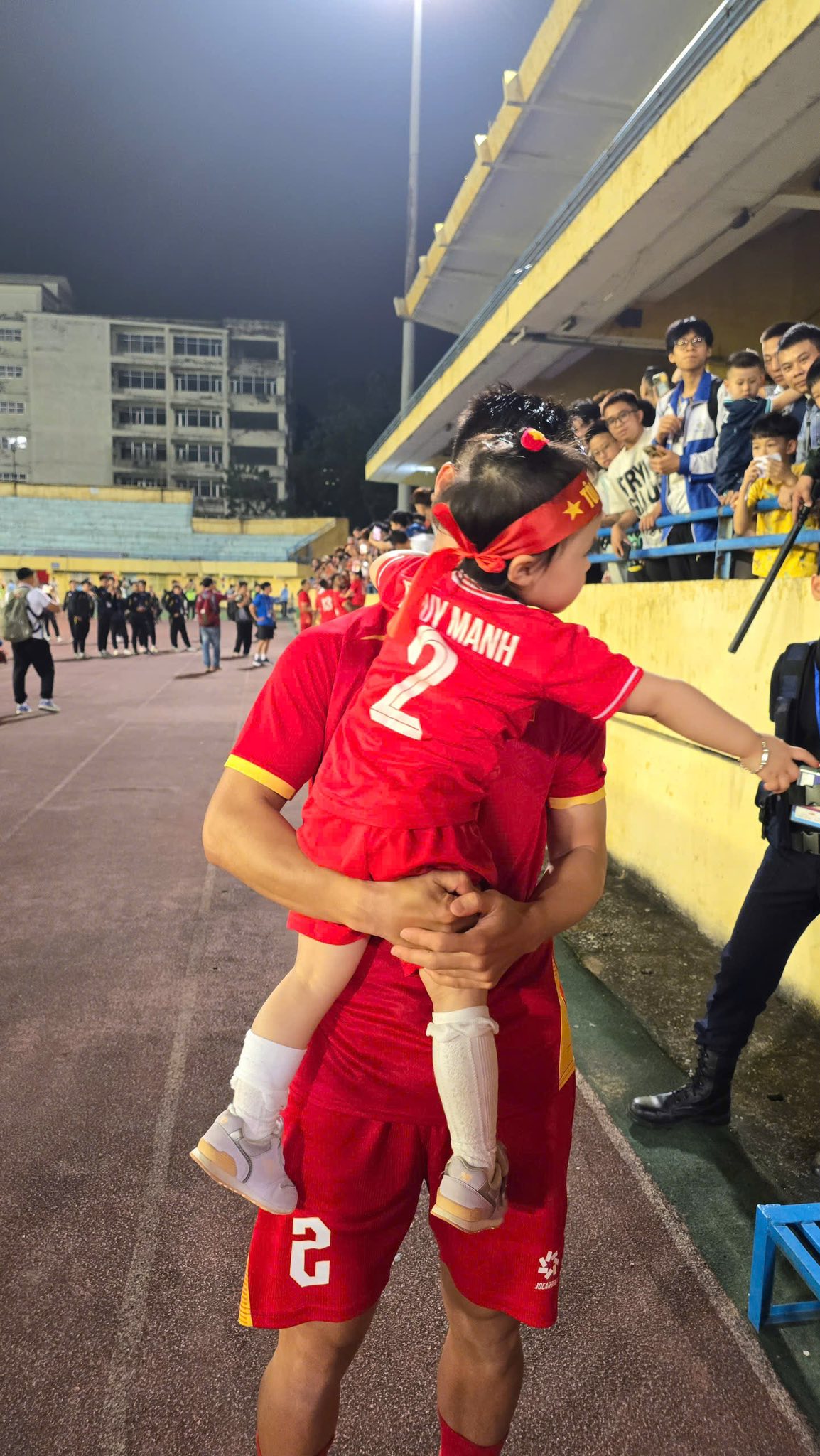 Vì sao vợ Duy Mạnh lại "xin vía" cho quý tử tóc xoăn giống Xuân Son? - Ảnh 3.