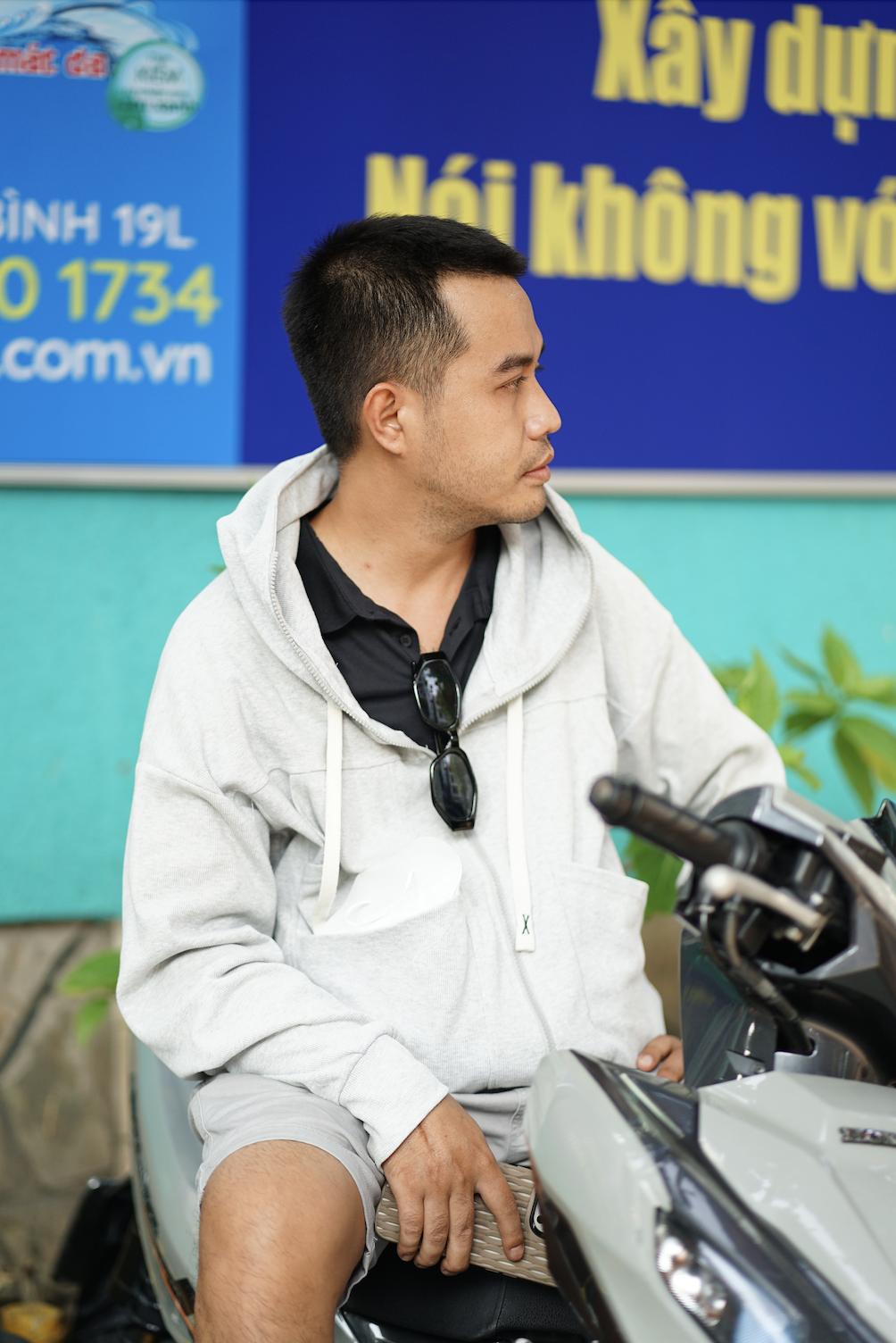 TP.HCM 8h sáng đã “hầm hập” 36°C, người dân trùm kín mít, trốn nắng dưới chân cầu- Ảnh 3.