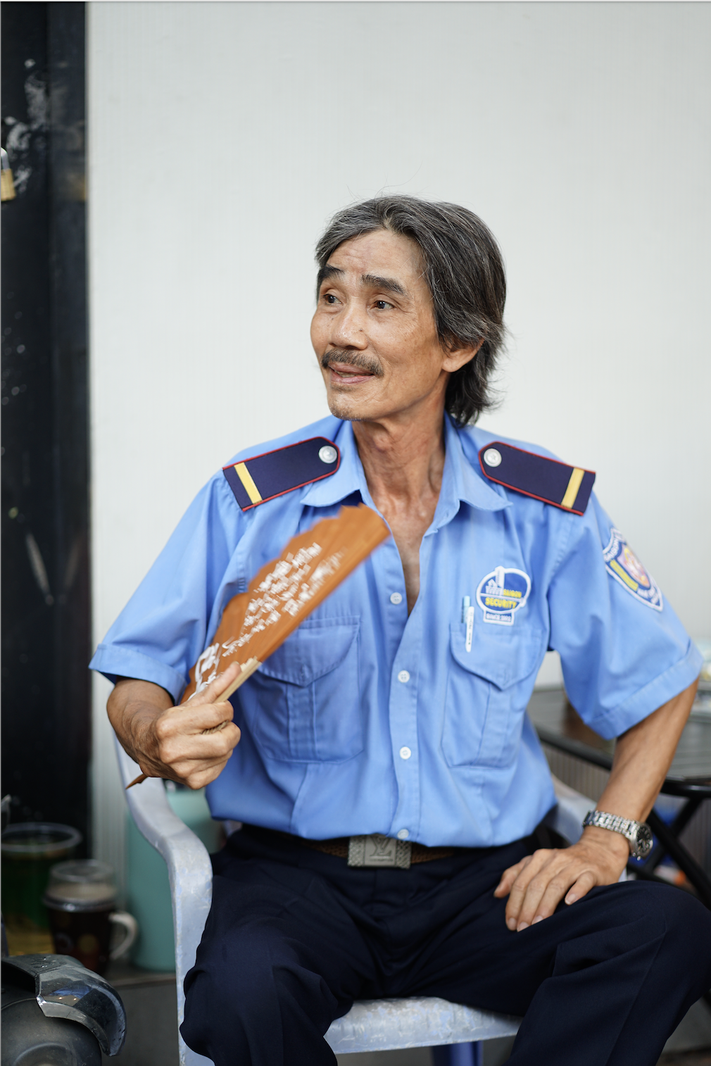 TP.HCM 8h sáng đã “hầm hập” 36°C, người dân trùm kín mít, trốn nắng dưới chân cầu- Ảnh 6.