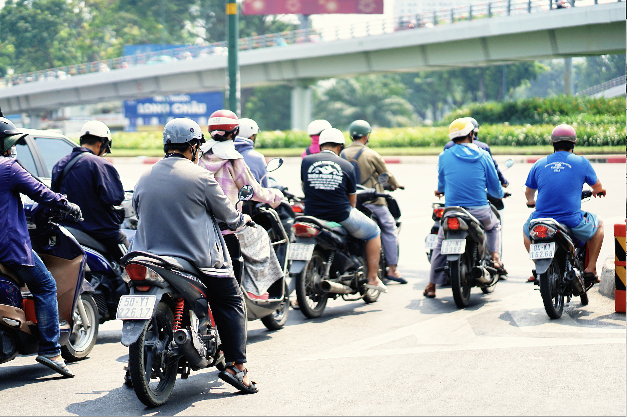 TP.HCM 8h sáng đã “hầm hập” 36°C, người dân trùm kín mít, trốn nắng dưới chân cầu- Ảnh 1.