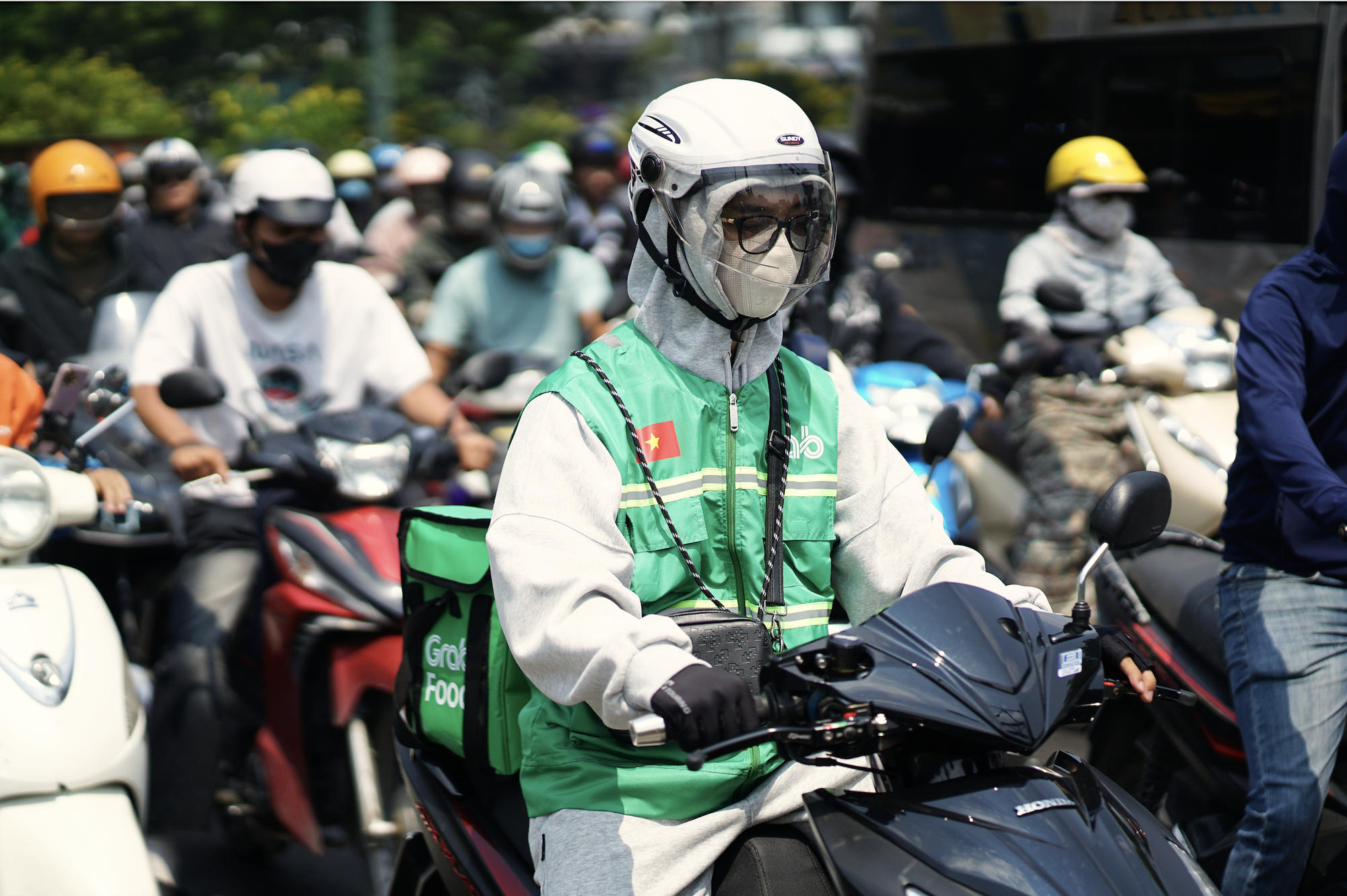 TP.HCM 8h sáng đã “hầm hập” 36°C, người dân trùm kín mít, trốn nắng dưới chân cầu- Ảnh 2.