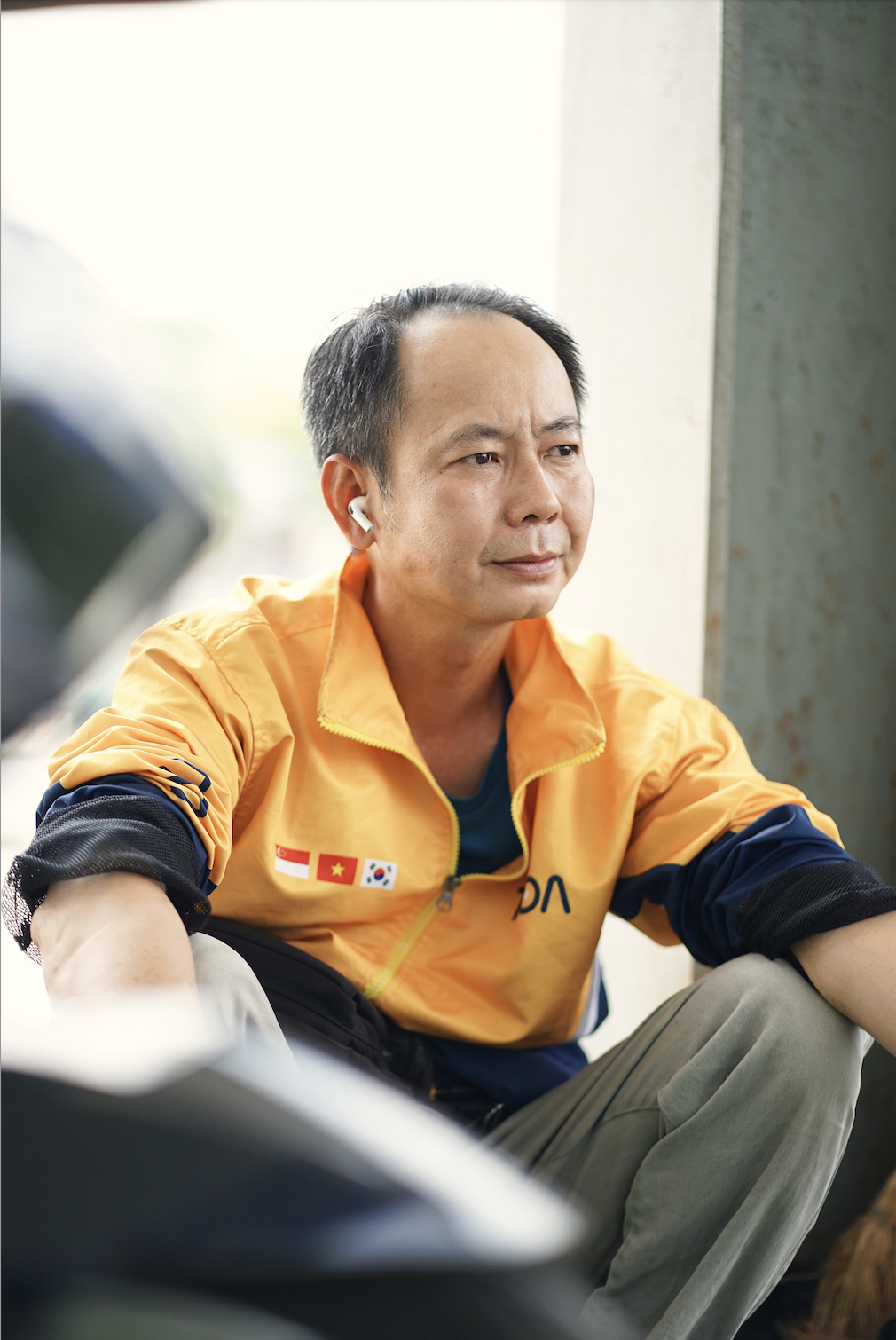 TP.HCM 8h sáng đã “hầm hập” 36°C, người dân trùm kín mít, trốn nắng dưới chân cầu- Ảnh 4.