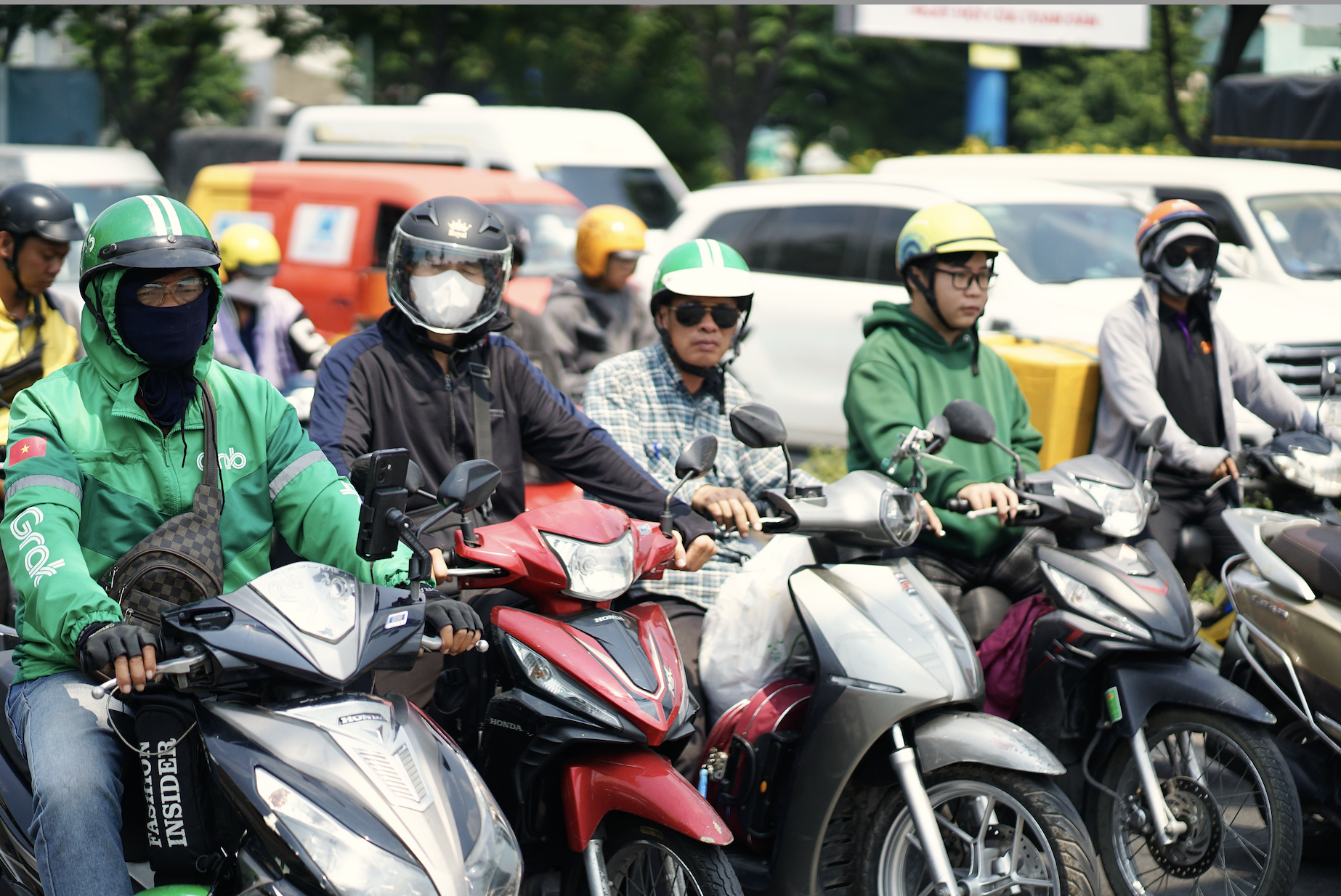 TP.HCM 8h sáng đã “hầm hập” 36°C, người dân trùm kín mít, trốn nắng dưới chân cầu- Ảnh 7.