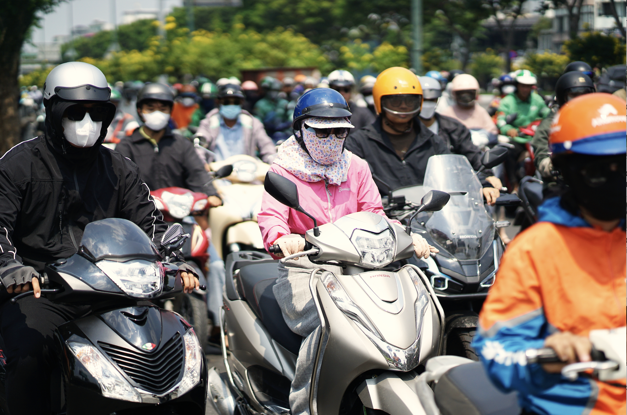 TP.HCM 8h sáng đã “hầm hập” 36°C, người dân trùm kín mít, trốn nắng dưới chân cầu- Ảnh 8.