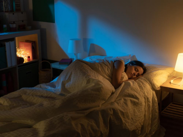 Bật đèn ngủ mỗi đêm, cô gái 20 tuổi tăng lên 100kg: Chuyên gia cảnh báo thói quen nhiều người đang mắc- Ảnh 1.