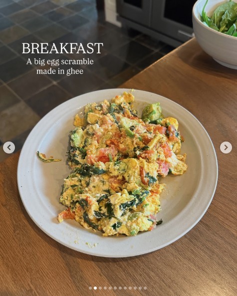 Nam bác sĩ 66 tuổi mà “trẻ khỏe như 40” nhớ ăn uống kiểu này mỗi ngày - Ảnh 2.